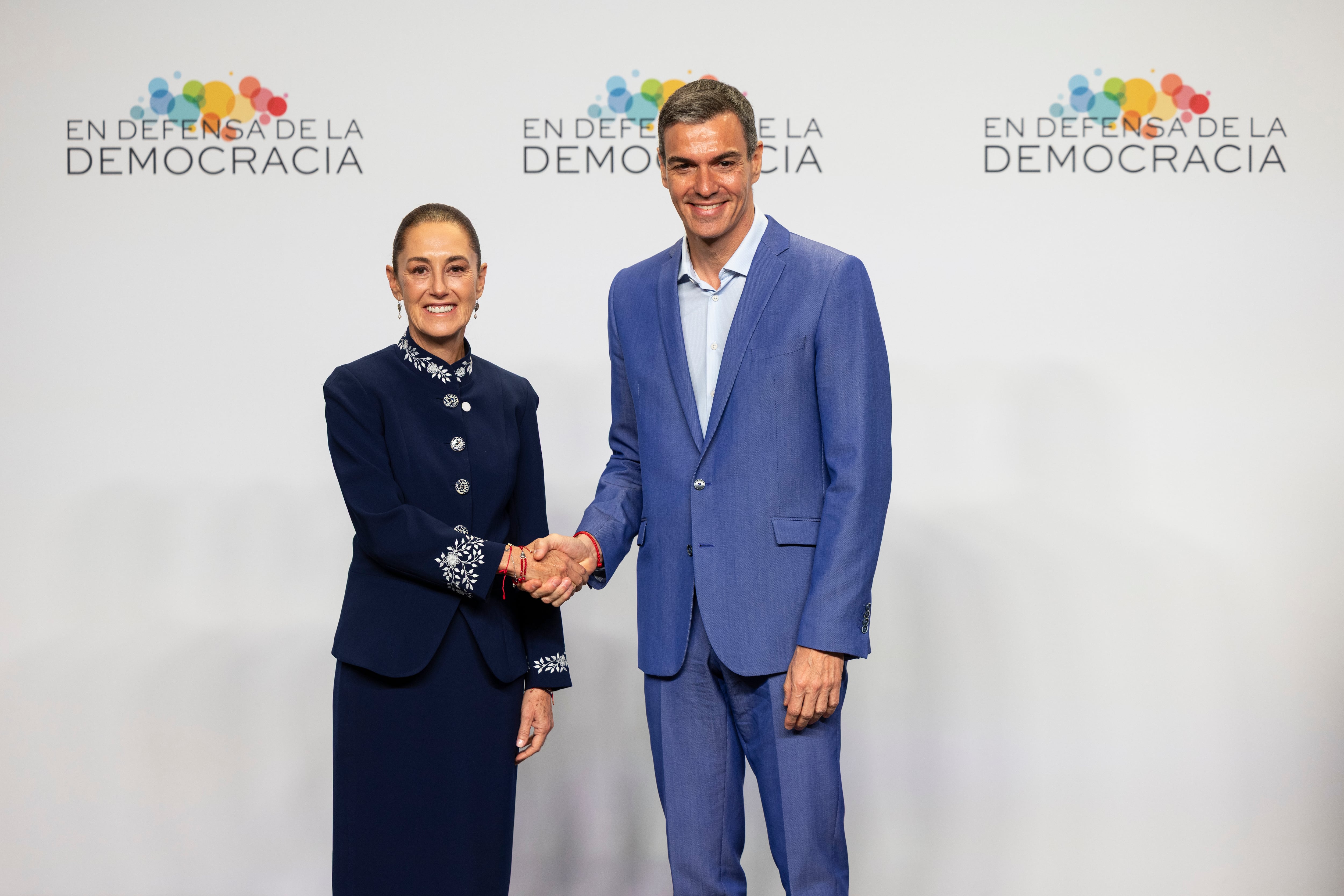 Los mandatarios de México y España, Claudia Sheinbaum y Pedro Sánchez, sábado durante la cumbre internacional de los líderes progresistas.