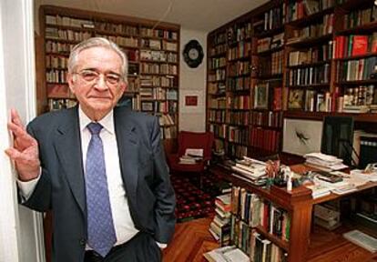 El nuevo académico de la Lengua, Luis Ángel Rojo, en una foto de archivo.