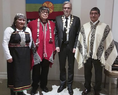 Frédéric Luz, junto a los representantes mapuches Teresa Paillahueque, Domingo Paine y Reynaldo Mariqueo, durante la ceremonia de coronación el pasado marzo.