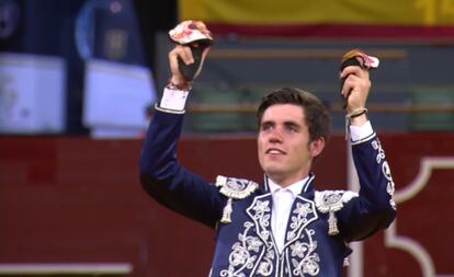 Guillermo Hermoso de Mendoza, con las dos orejas del último toro.