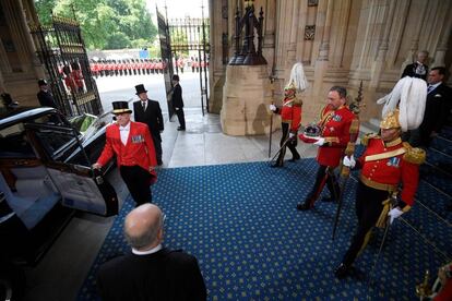 La corona de la Reina Isabel II es trasladada hasta el Parlamento.