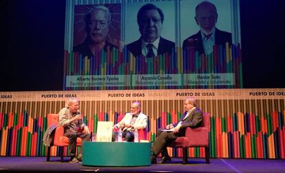 El escritor venezolano Barrera Tyszka (izq.), entrevistado en el festival Puerto de Ideas de Valparaíso