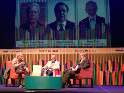 El escritor venezolano Barrera Tyszka (izq.), entrevistado en el festival Puerto de Ideas de Valparaíso