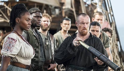 Toby Stephens, como el capitán Flint en ‘Black sails’. A saber a quién ha sorprendido haciendo qué con su catalejo.