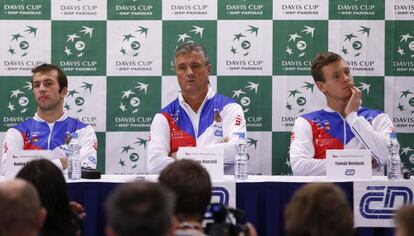El técnico Navratil, entre Stepanek y Berdych.