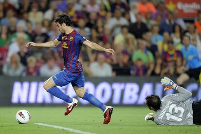 Cesc Fábregas supera al portero del Villarreal, Diego López y marca el segundo gol del Barça.