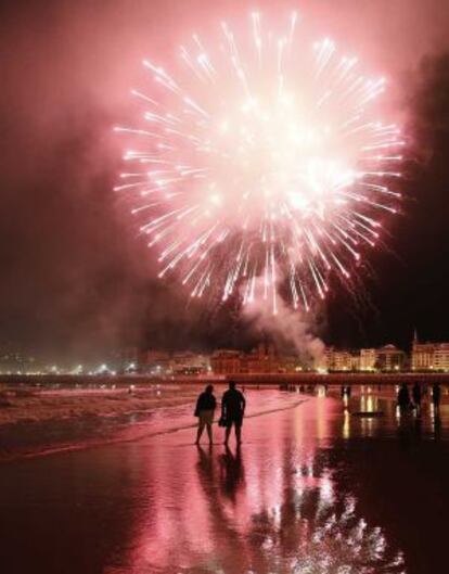 Los fuegos artificiales iluminan La Concha.