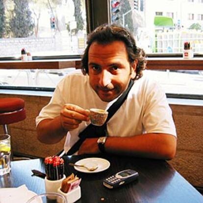 Eric Binisti, en una cafetería de Jerusalén.