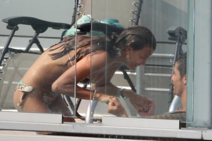 Cristiano Ronaldo y su novia, Irina Shayk, disfrutando de una piscina en Nueva York el 7 de julio de 2010