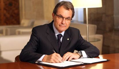 Artur Mas firma el decreto de disolución del Parlamento catalán.