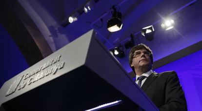 Carles Puigdemont este lunes durante una rueda de prensa en el Palau de la Generalitat.