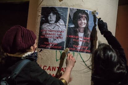 Feministas pegan un cartel de Marie Trintignant, la víspera de un concierto de Bertrant Cantat en Lyon, el 20 de marzo de 2018.
