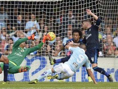 Navas bloquea un disparo de Aspas, en Balaidos.