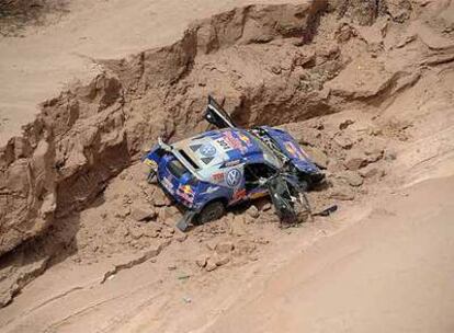 El coche de Carlos Sainz tras caer por un barranco.