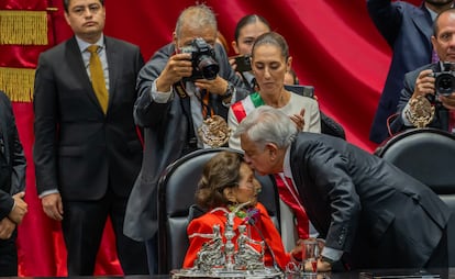 Andrés Manuel López Obrador besa a Ifigenia Martínez, pionera de la izquierda en México, tras la toma de protesta de Claudia Sheinbaum, en el Congreso de la Unión.