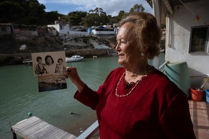 Ana María Ortega, es vecina de la Algameca de toda la vida, muestra unas fotografías antiguas con sus hijos y un concurso de pesca en los años 90.