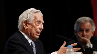 El escritor hispano-peruano Mario Vargas Llosa en el homenaje por los diez años de la concesión de su Premio Nobel de Literatura.