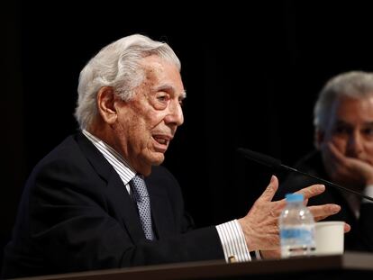 El escritor hispano-peruano Mario Vargas Llosa en el homenaje por los diez años de la concesión de su Premio Nobel de Literatura.