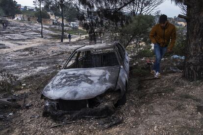 En la madrugada del domingo pasado, otro incendió acabó con buena parte de un asentamiento chabolista en Níjar (Almería). En la imagen, los restos de un vehículo afectado por las llamas en el incendio del poblado chabolista de Palos de la Frontera.