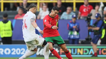 Cristiano Ronaldo se enfrenta a Abdulkerim Bardakci, durante el partido de fase de grupos entre Turquía y Portugal.