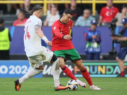 Cristiano Ronaldo se enfrenta a Abdulkerim Bardakci, durante el partido de fase de grupos entre Turquía y Portugal.