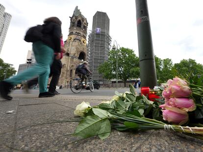 Flores y velas junto a la iglesia memorial del káiser Guillermo, en el distrito de Charlottenburg, este jueves en Berlín.