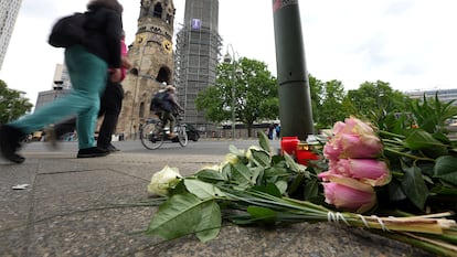 Flores y velas junto a la iglesia memorial del káiser Guillermo, en el distrito de Charlottenburg, este jueves en Berlín.