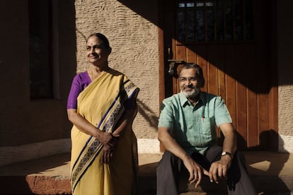 Los doctores Rani (izquierda) y Abhay Bang posan frente a una de las casas en Shodhgram, el poblado que construyeron desde cero en una zona rural y pobre del distrito de Gadchiroli entre 1991 y 1993.