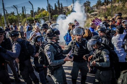 La policía israelí disuelve una protesta contra el desahucio de familias palestinas en el distrito de Sheij Yarrah, el viernes en Jerusalén.