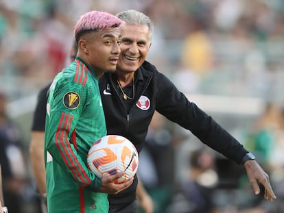 Julián Araujo sostiene el balón junto a Carlos Queiroz, entrenador de Qatar.