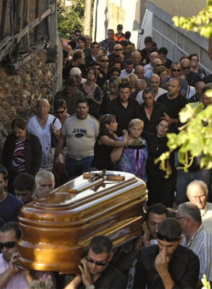 El entierro de Laura Alonso en Toén, ayer por la tarde.