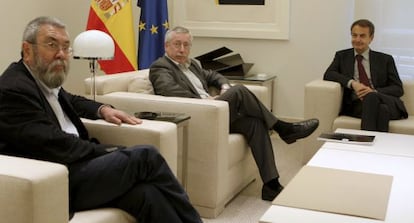 El presidente del Gobierno en una reunión con los líderes de CCOO, Ignacio Fernández Toxo (centro), y de UGT, Cándido Méndez (izquierda).