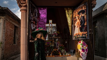 Una mujer vestida de catrina frente a la tumba de uno de sus familiares, en el panteón municipal de San Pedro Tláhuac. 