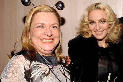 La publicista de Madonna se jubila. Liz Rosenberg ha sido la encargada de desmentir rumores, arreglar escándalos o tramitar entrevistas de estrellas como Madonna, Cher o Michael Bublé durante los últimos 45 años. Después de convertirse en la persona de confianza de la reina del pop y posar junto a ella con orejas de conejita (“Me hace recordar que no me tome todo este mundillo tan en serio”, decía), la jefa de prensa se retira mientras Madonna está a punto de comenzar nueva gira.