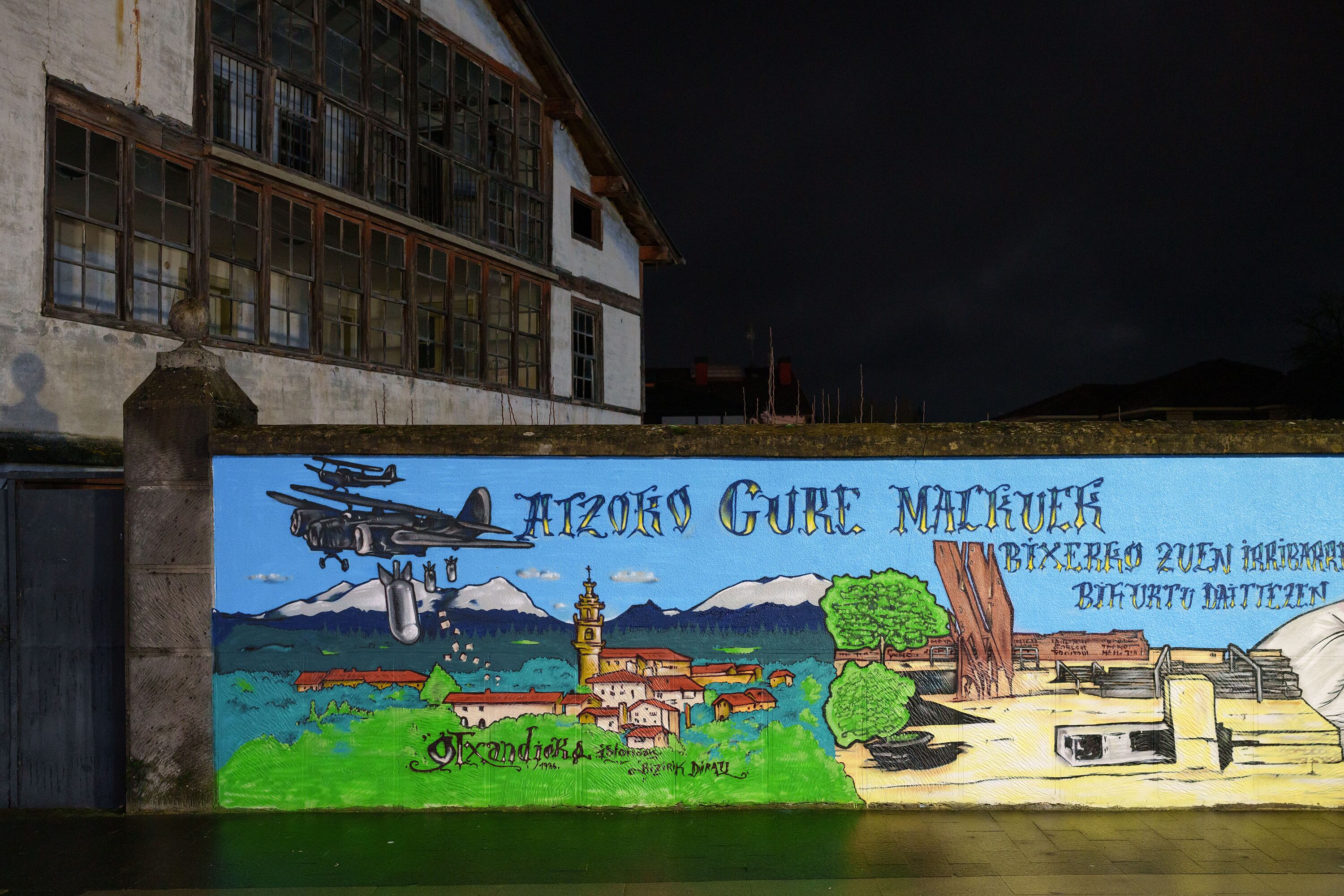 Mural en la plaza Andikona, en Otxandio, que recuerda a los  64 vecinos, entre ellos varios niños, víctimas del primer bombardeo sobre población civil en el mundo en 1936, 