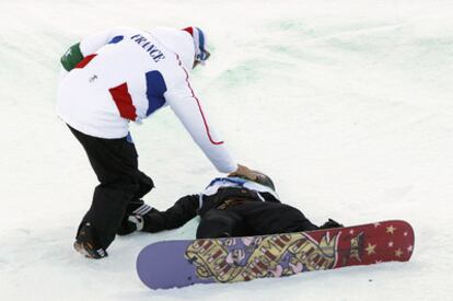 Queralt Castellet, en el suelo auxiliada por un miembro del equipo francés.