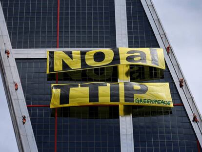 Activistas de Greenpeace despliegan un cartel contra el TTPI.