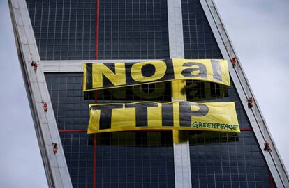 Activistas de Greenpeace despliegan un cartel contra el TTPI.