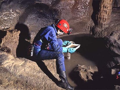 Búsqueda de batinelas en la cueva más grande de España, Ojo Guareña en Burgos.
