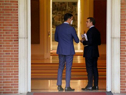 El presidente de gobierno, Pedro Sánchez, recibe al nuevo líder de la oposición, Alberto Núñez Feijóo, en el palacio de La Moncloa en Madrid. ANDREA COMAS