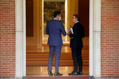 El presidente de gobierno, Pedro Sánchez, recibe al nuevo líder de la oposición, Alberto Núñez Feijóo, en el palacio de La Moncloa en Madrid. ANDREA COMAS