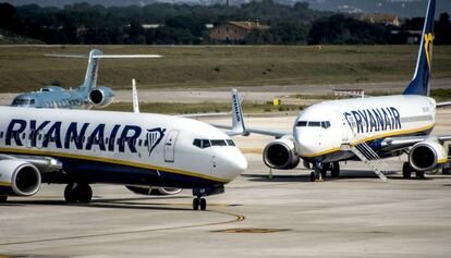 Dos aviones de Ryanair, en las pistas del aeropuerto de Girona.