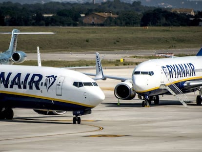 Dos aviones de Ryanair, en las pistas del aeropuerto de Girona.