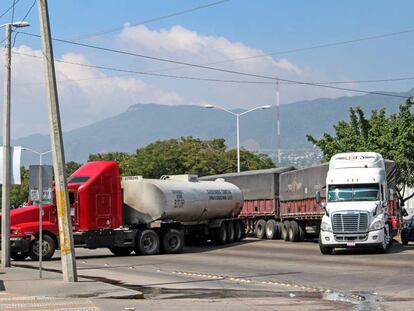 Camiones retenidos en Chiapas, al sur de M&eacute;xico.