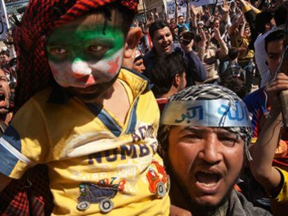 Un ni&ntilde;o con la cara pintada con la bandera de la independenciam en una manifestaci&oacute;n en Binnish, provincia de Idlib, en 2012.