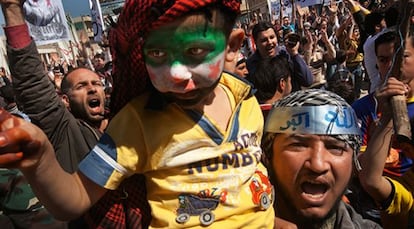 Un ni&ntilde;o con la cara pintada con la bandera de la independenciam en una manifestaci&oacute;n en Binnish, provincia de Idlib, en 2012.
