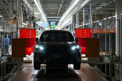 Un Cupra Formentor en la línea de ensamblaje de la planta del grupo Volkswagen en Martorell, Barcelona, en junio de 2024.