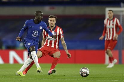 El jugador del Chelsea N'Golo Kante chuta la pelota ante Saúl Ñíguez, en el partido de Champions del año pasado