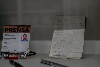 Acreditación de prensa de Javier Valdez y su libreta de apuntes.