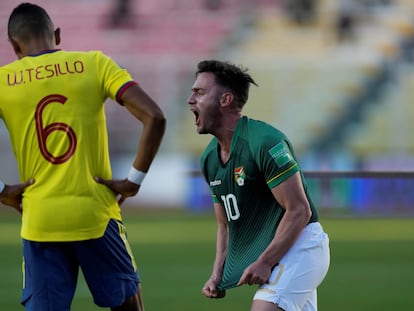 Fernando Saucedo de Bolivia celebra un gol contra Colombia, en las eliminatorias rumbo a Qatar 2022.